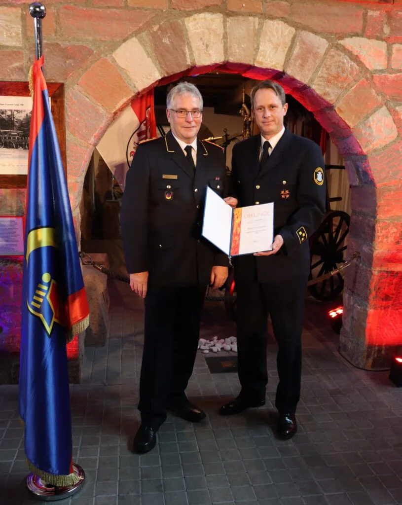 Ueberreichung des Deutschen Feuerwehr Ehrenkreuz in Gold fuer Branddirektor Daniel Guischard durch den Praesidenten des Deutschen Feuerwehrverbandes Karl Heinz Banse -
